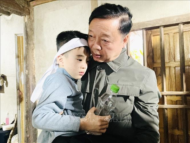 Vụ chìm tàu ở hồ Thác Bà: Phó Thủ tướng Trần Hồng Hà thăm hỏi, động viên gia đình nạn nhân