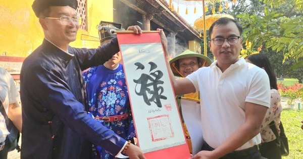 Khai ấn tân niên trong Hoàng cung Huế, du khách hào hứng khi được tặng chữ