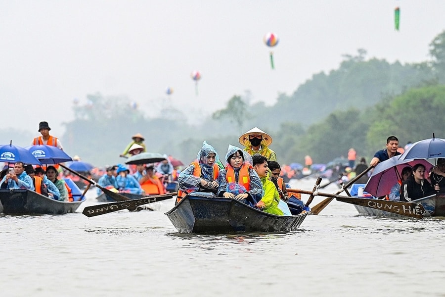 Lái đò chùa Hương bị xử phạt vì đòi thêm tiền của khách