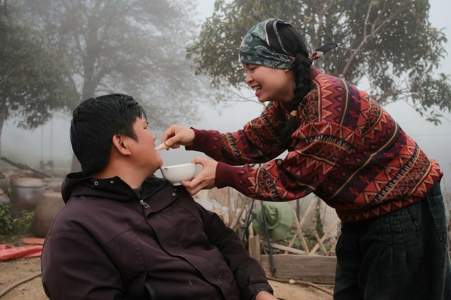 Cặp vợ chồng bỏ phố lên sống trên 'đỉnh trời'