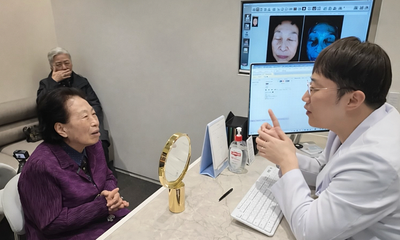 Người già 'nghiện' làm đẹp