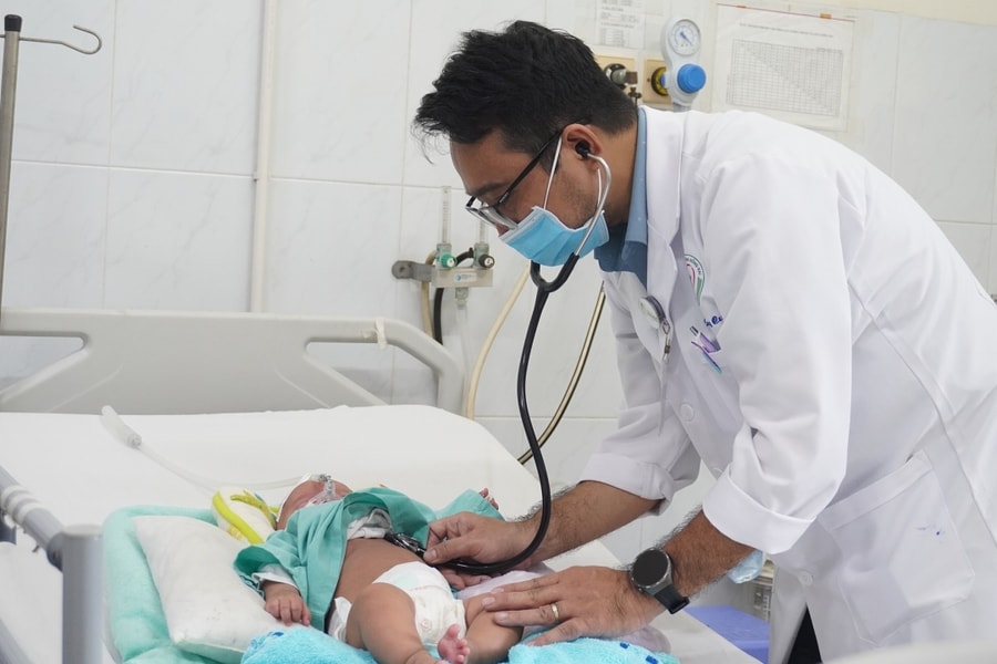 Vì sao trẻ dưới 1 tuổi dễ nhiễm RSV nhiều lần?