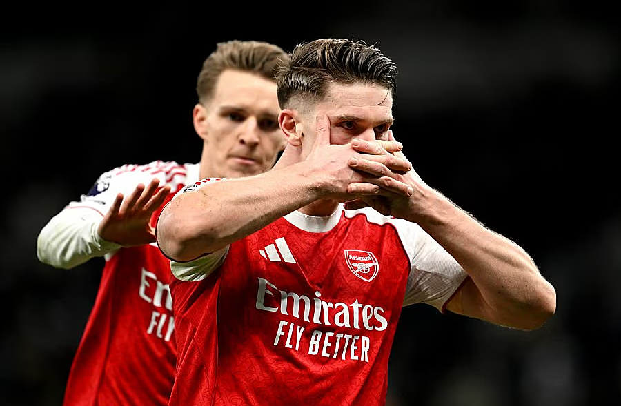 Neville: 'Arsenal phải thắng trên sân Man City nếu muốn vô địch'