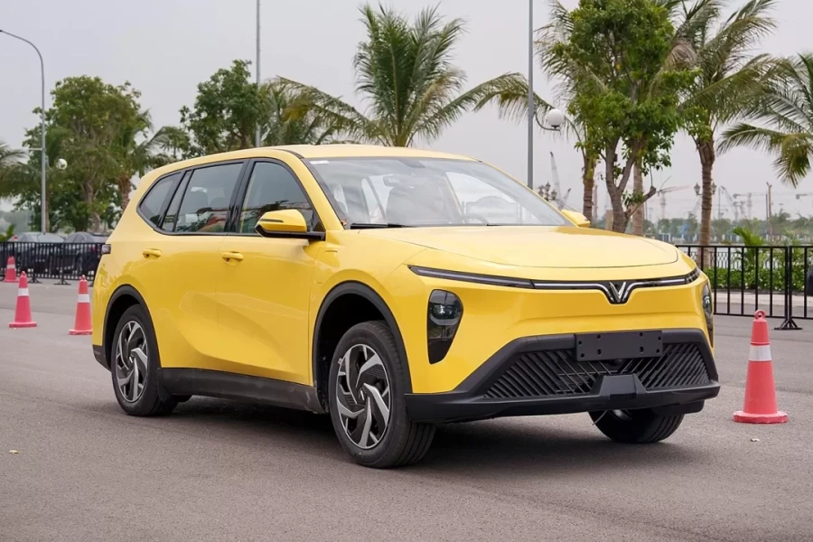 Doanh số VinFast Limo Green áp đảo Custin, Innova Cross