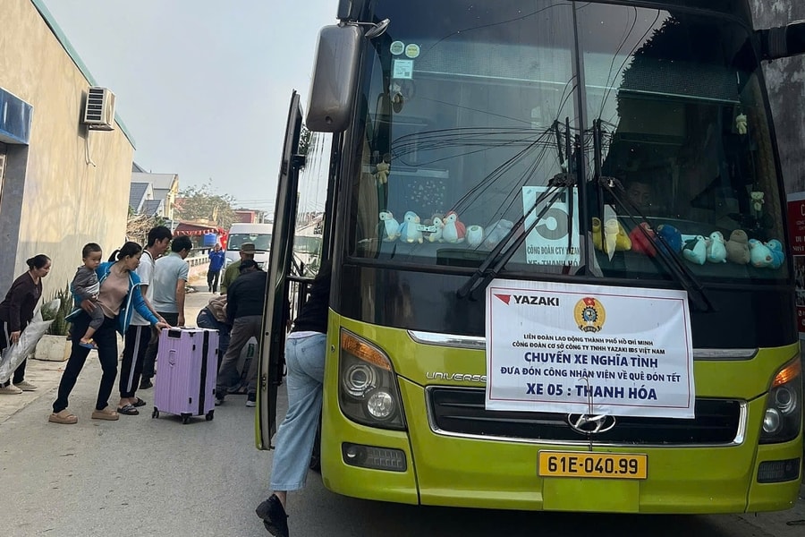 Nhà máy đưa xe về quê đón công nhân trở lại sau Tết