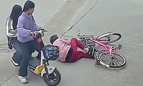 Nữ sinh đỡ bà lão ngã xe, bị đòi bồi thường