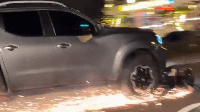 Tài xế ôtô đẩy lê xe máy tóe lửa gần một km bị khởi tố