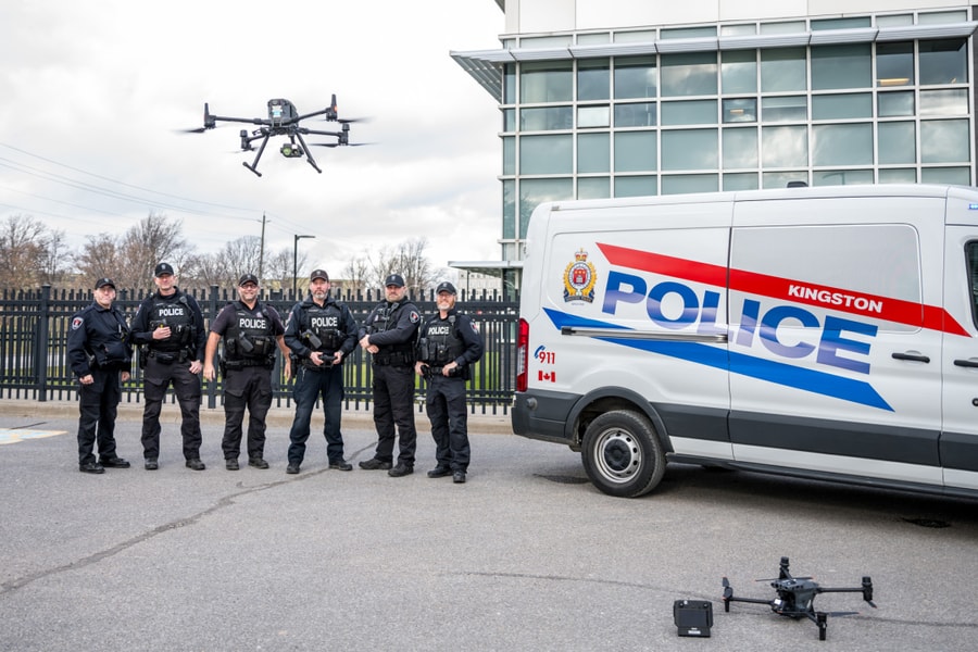 Tài xế bị phạt vì chụp drone của cảnh sát lúc dừng đèn đỏ