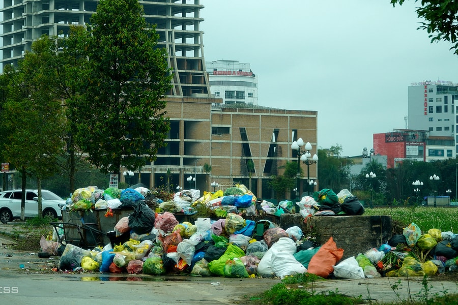Rác tràn ngập đường phố Thanh Hóa sau Tết