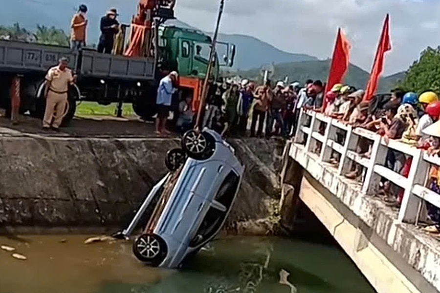 Hai thi thể cùng ôtô dưới mương nước ở Gia Lai