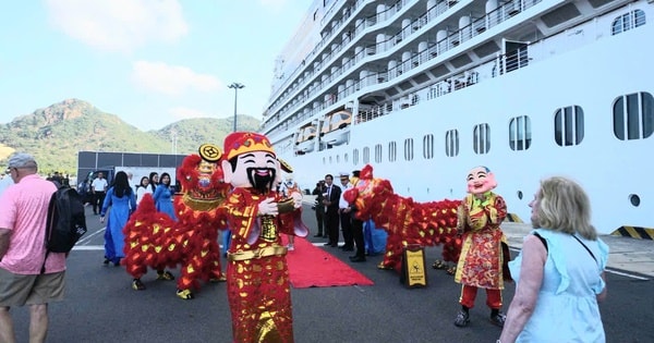 Tàu biển quốc tế khổng lồ đưa 800 khách cập cảng Cam Ranh