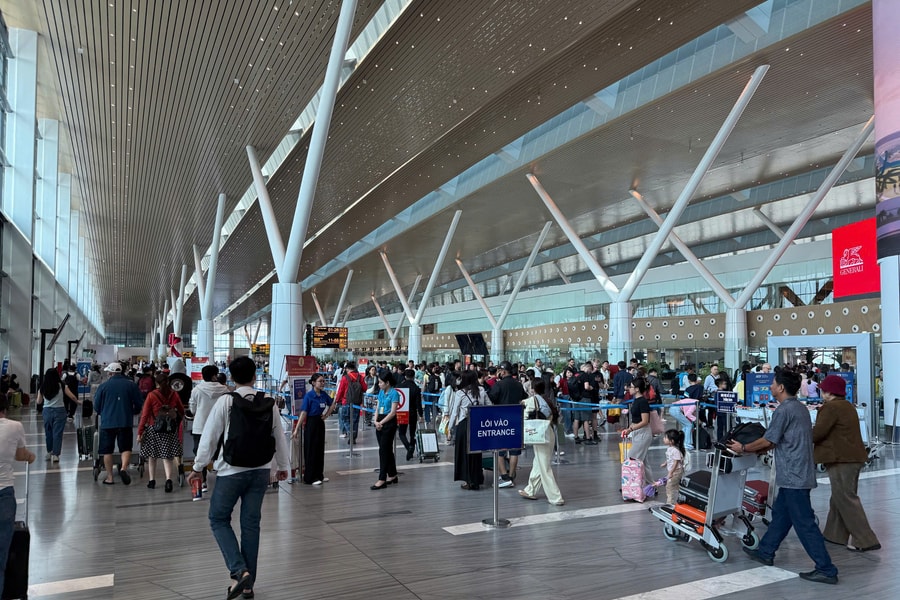 Dòng người trở lại TP Hồ Chí Minh tăng cao, vé máy bay khan hiếm cục bộ