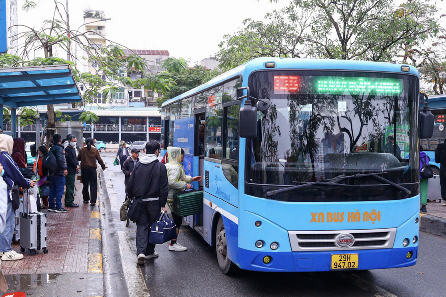 Xe buýt, tàu điện Hà Nội phục vụ miễn phí gần 6 triệu lượt khách dịp Tết Nguyên đán