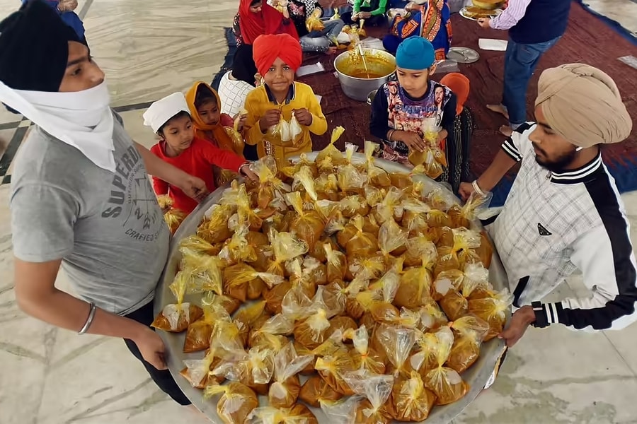 Ngôi đền phục vụ hàng nghìn bữa ăn miễn phí mỗi ngày