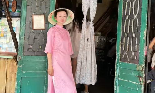 Vợ 'trùm phim kiếm hiệp' mặc áo dài dạo TP HCM