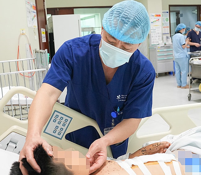 Bé trai thủng dạ dày, hỏng mắt do nghịch kíp nổ tự chế