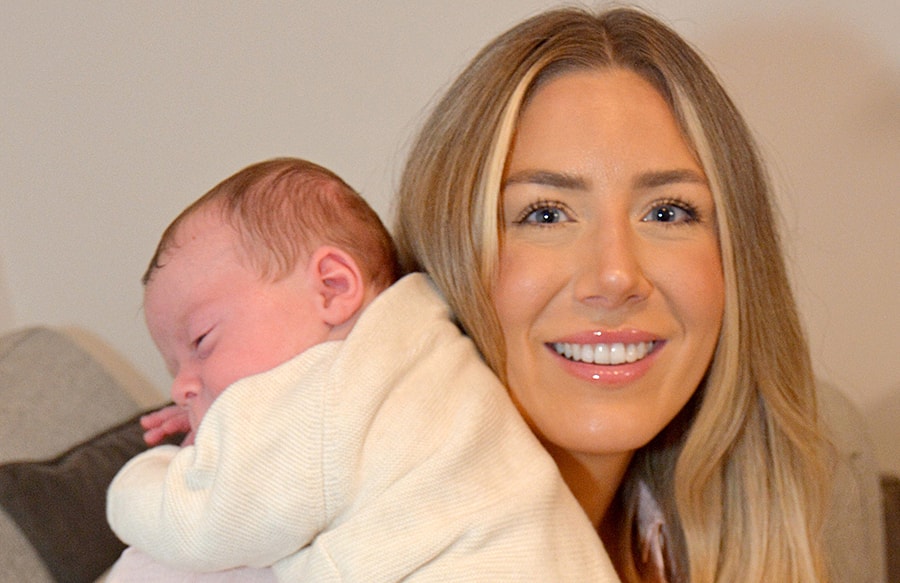 Em bé đầu tiên ở Anh chào đời từ tử cung người đã khuất