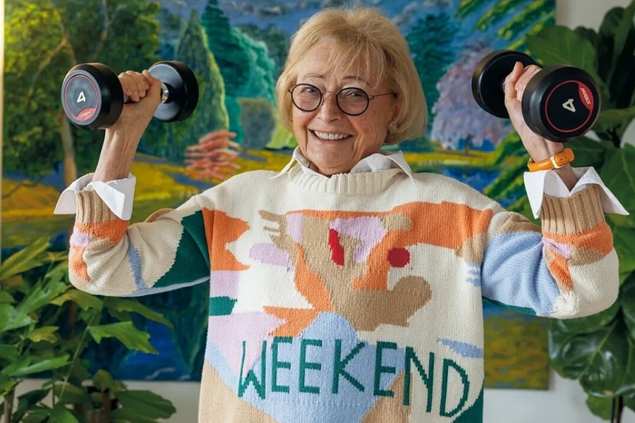 Phú bà 87 tuổi vung tiền để 'trẻ mãi không già'