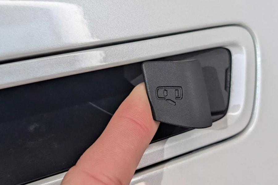 Tay nắm cửa ẩn không dùng điện trên Toyota Highlander EV