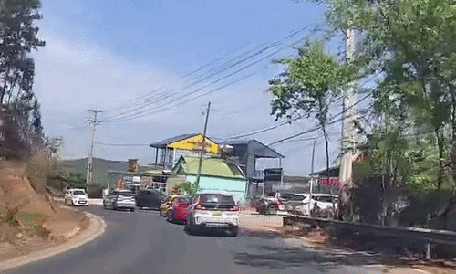 Ôtô đâm xe trước vì không làm chủ tốc độ tại khúc cua