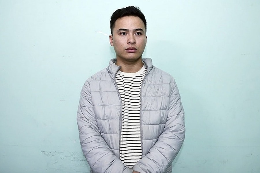 Kéo kính ôtô làm kẹp tay cảnh sát giao thông kiểm tra nồng độ cồn