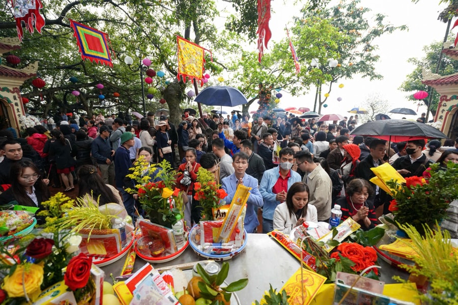 Dân công sở đổ tới phủ Tây Hồ, chùa Quán Sứ