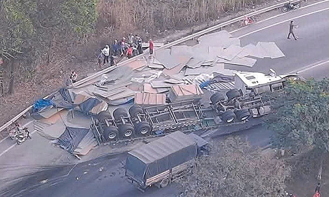 Ôtô đầu kéo lật, cầu huyết mạch TP HCM qua Đồng Nai ùn tắc