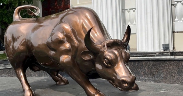 Tỉ phú Nguyễn Thị Phương Thảo xuất hiện tại lễ đánh cồng khai xuân chứng khoán