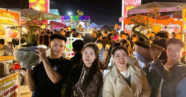 "Biển" người ùn ùn đổ về Ninh Bình đi chợ "mua may, bán rủi" lúc nửa đêm