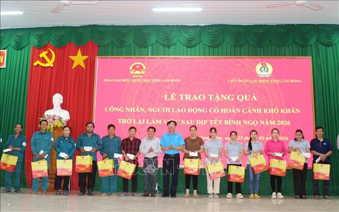 Tặng quà công nhân, người lao động trở lại làm việc sau Tết