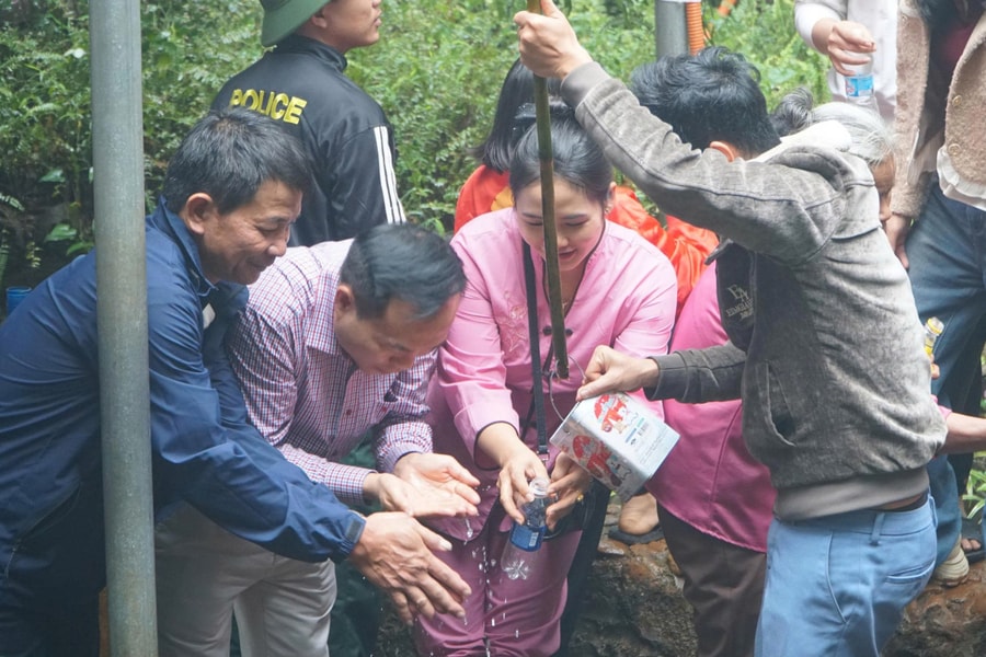 Du khách đội mưa lên huyệt đạo thiêng lấy 'nước tiên' cầu may