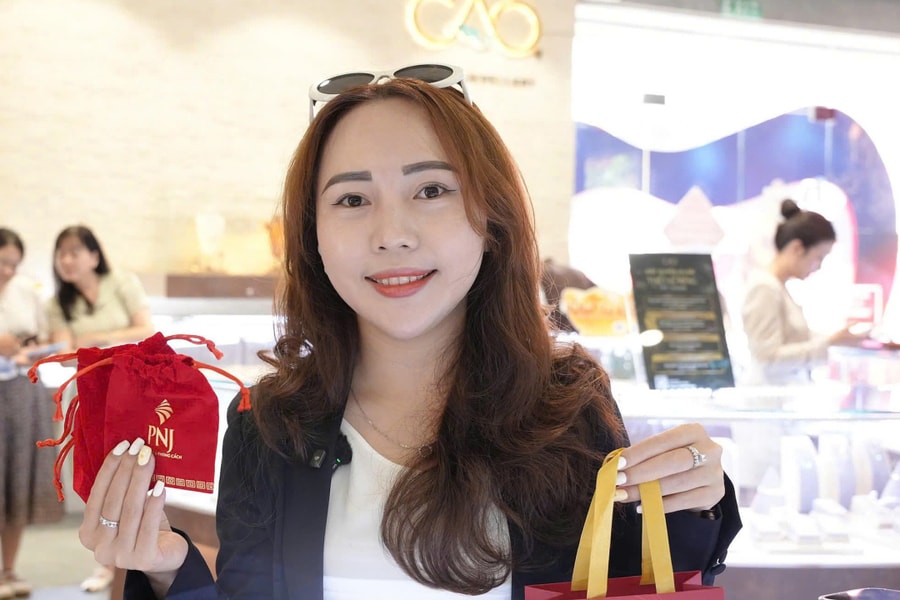 Người trẻ chuộng trang sức 'vừa làm đẹp, vừa tích sản' ngày Thần Tài