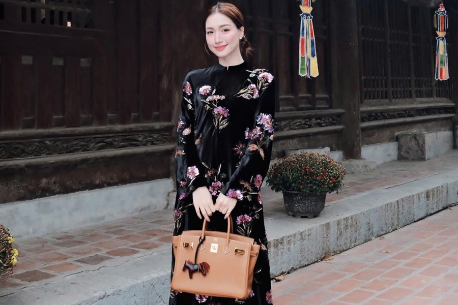 Hòa Minzy phối áo dài với loạt túi hiệu