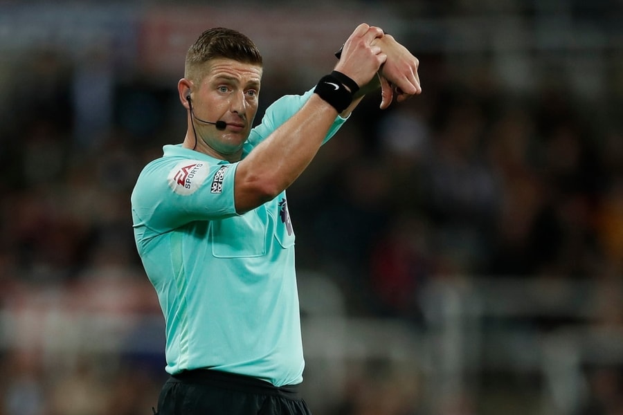 Nạn câu giờ trong bóng đá sắp bị triệt tiêu