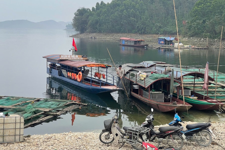 Vụ chìm tàu trên hồ Thác Bà: Tàu khách chở quá tải, không nhường đường