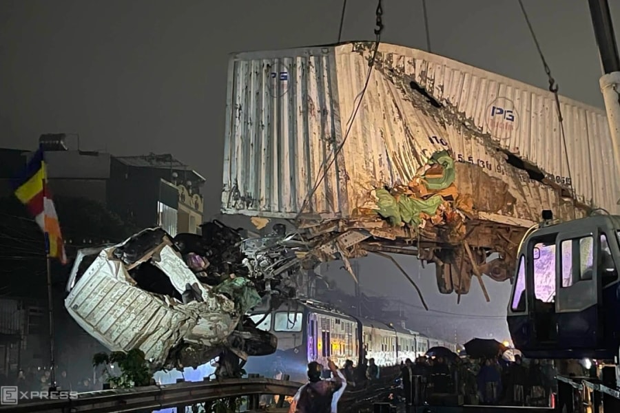 Tàu SE3 tông nát xe tải mắc kẹt trên đường sắt