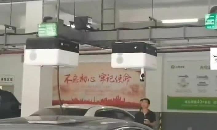 Ổ sạc di động biết chạy tới chỗ ôtô điện