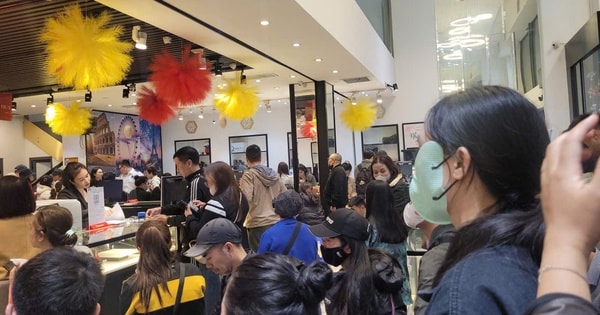 Người dân xếp hàng từ sáng đến trưa chờ mua "bạc ngựa"