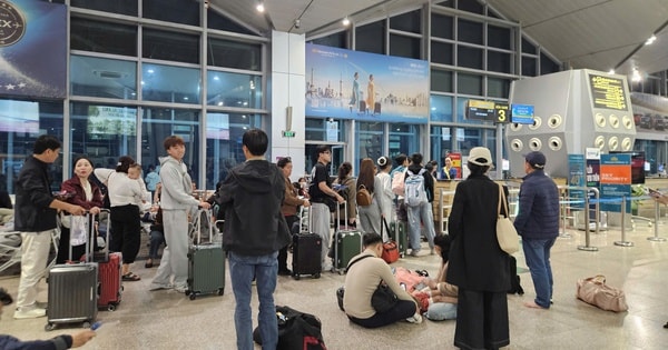 Khách bay đêm qua sân bay Tân Sơn Nhất chật kín, giá cước xe công nghệ tăng vọt