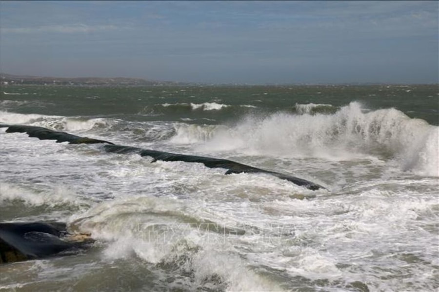 Cảnh báo lốc xoáy, gió giật mạnh trên biển và cục bộ mưa lớn trên đất liền