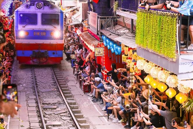 Giảm tàu khách, dừng tàu hàng qua phố cà phê đường tàu và cầu Long Biên