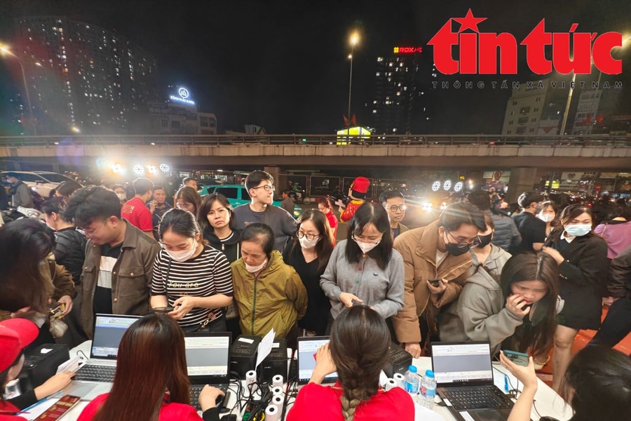 Ngày vía Thần Tài 2026: Giá vàng giảm, người dân xếp hàng mua đến tối muộn