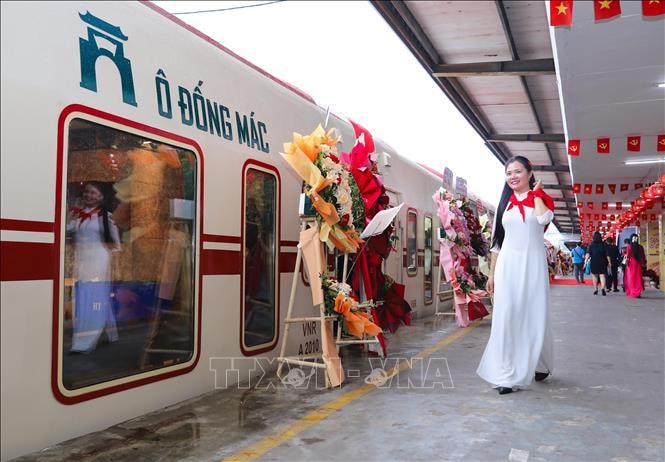 Nhà văn Australia chia sẻ cảm xúc khi đi tàu 'Hà Nội 5 cửa ô'