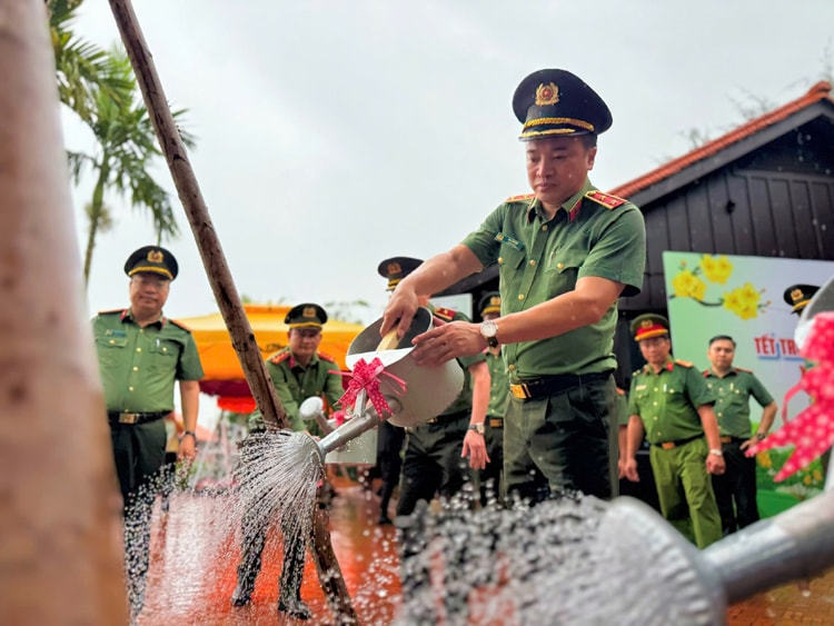 Công an TP Hồ Chí Minh phát động 'Tết trồng cây đời đời nhớ ơn Bác Hồ' Xuân Bính Ngọ
