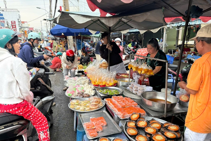 TP Hồ Chí Minh: Sôi động thị trường đồ cúng ngày vía Thần Tài