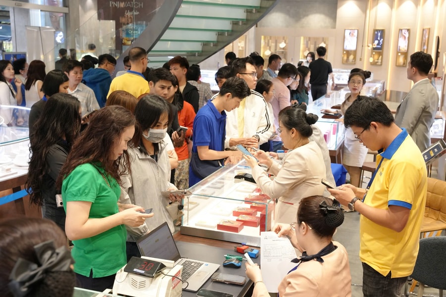 TP Hồ Chí Minh: Người dân kiên nhẫn xếp hàng dưới mưa để mua vàng cầu may