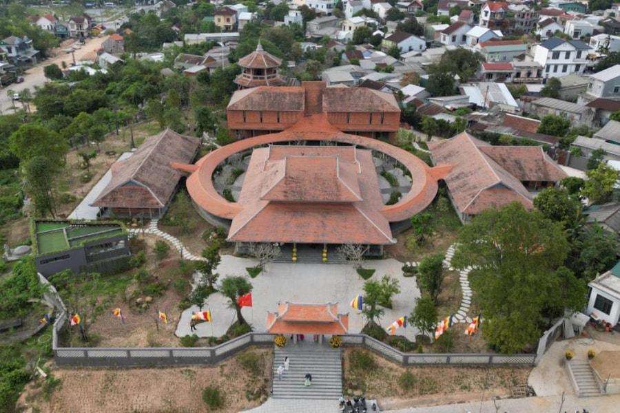 Ngôi chùa có kiến trúc độc đáo và ngôi mộ cổ không rõ lai lịch