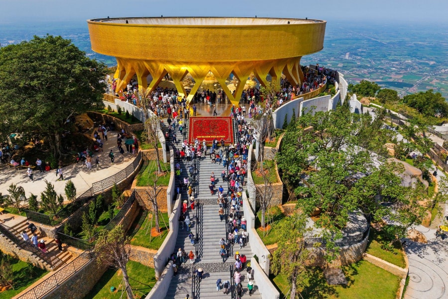 Hàng nghìn người đến núi Bà Đen dịp vía Thần Tài