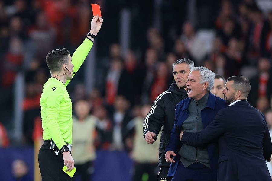 Mourinho đánh lừa truyền thông khi cùng Benfica đấu Real