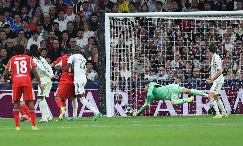 Courtois khoe dùng gen bóng chuyền cứu thua cho Real